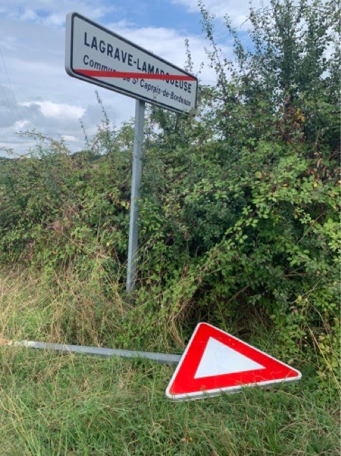 Bonjour, se panneau se trouve sur le bord de la route !!